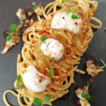 Linguina agio olio e peperoncino, polpa di melanzane affumicate e seppioline grigliate