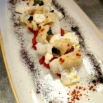 Baccalà al vapore con cassé di pomodoro, olio, sale, basilico con petali di cipolla rossa marinata e stracciatella