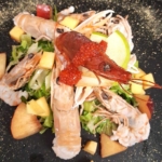 Bollito di Crostacei con rucola iceberg, frutta di stagione e salsa al passion fruit