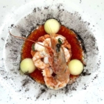 Panzanella di crostacei, con coulis di pomodoro e sfere di melone
