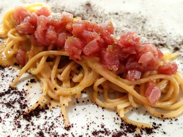 Spaghetti con tonno, lime e bottarga