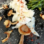 Tagliolino di seppia al vapore con fagiolini, menta, funghi galletto e olio al peperone dolce